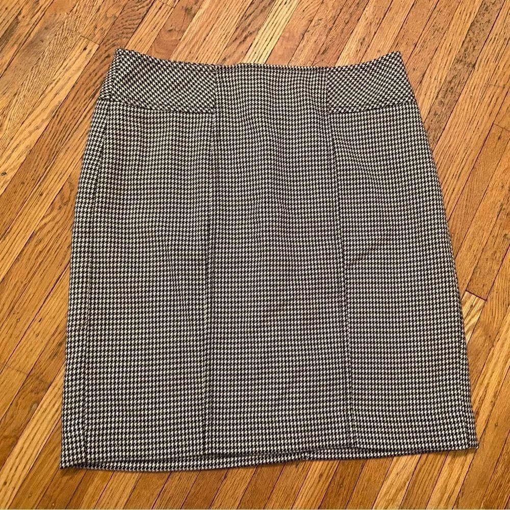 Loft Petites NWT black/cream pattern skirt